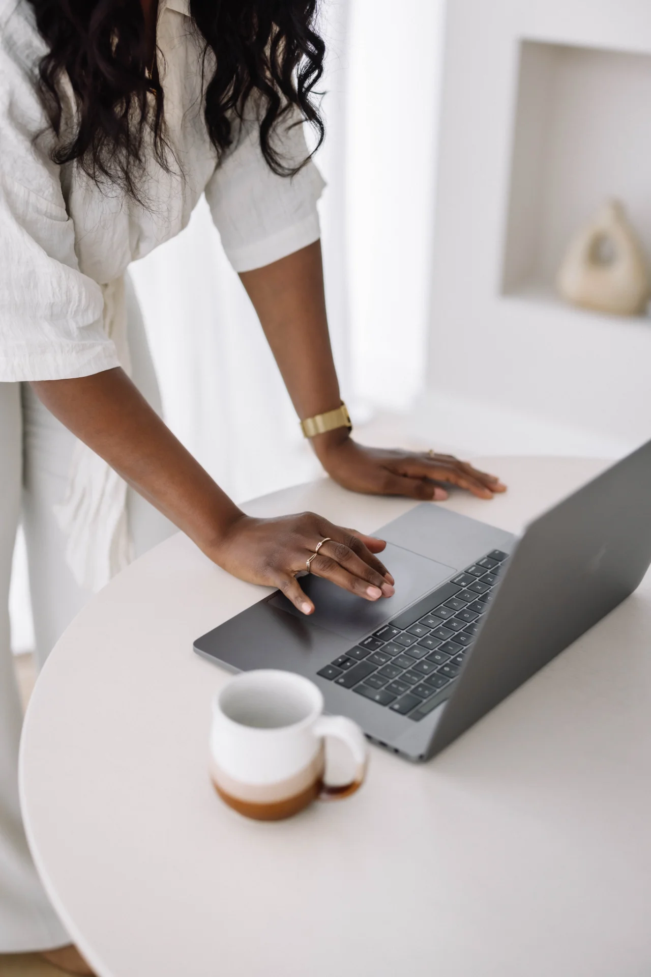 Brenda Brudet van Studio Eleva staand bij een laptop