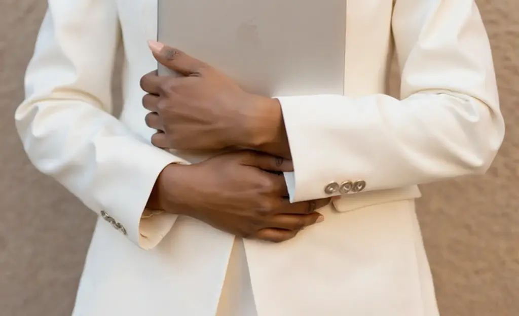 Vrouwelijke ondernemer met laptop