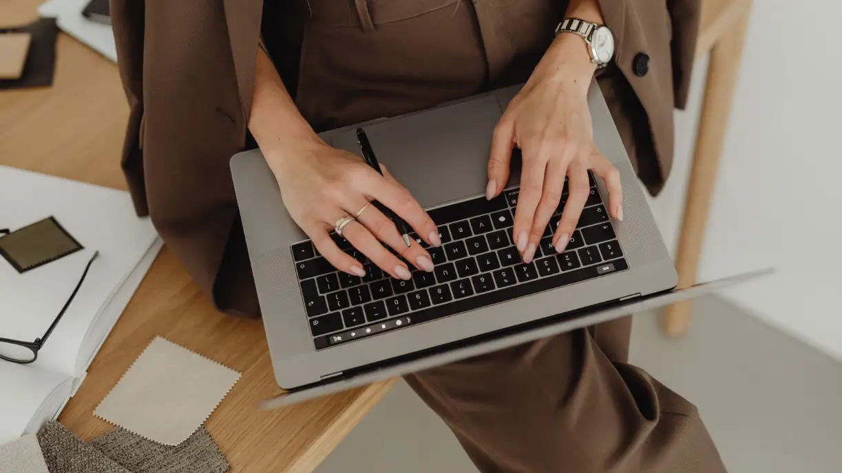 Vrouwelijke ondernemer op laptop